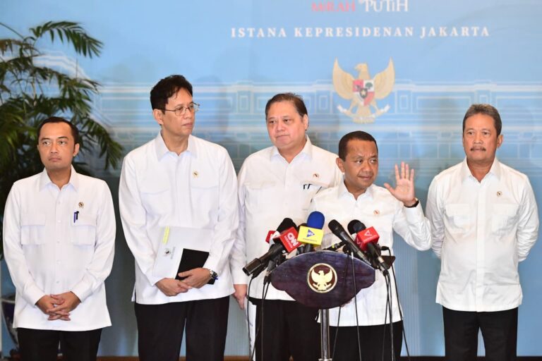 Menteri Energi dan Sumber Daya Mineral (ESDM), Bahlil Lahadalia, memberikan keterangannya kepada awak media di Kompleks Istana Kepresidenan, Jakarta, pada Rabu, 8 April 2026.