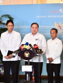 Menteri Koordinator Bidang Perekonomian, Airlangga Hartarto memberikan keterangannya kepada awak media usai Rapat Kerja Pemerintah di Kompleks Istana Kepresidenan Jakarta, pada Rabu, 8 April 2026.