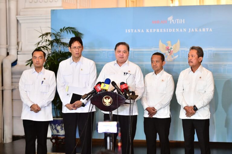 Menteri Koordinator Bidang Perekonomian, Airlangga Hartarto memberikan keterangannya kepada awak media usai Rapat Kerja Pemerintah di Kompleks Istana Kepresidenan Jakarta, pada Rabu, 8 April 2026.