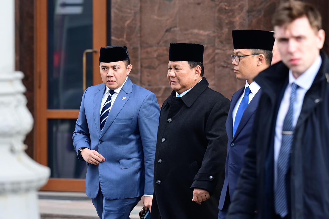 Sekretaris Kabinet (Seskab) Teddy Indra Wijaya mendampingi Presiden Prabowo Subianto pada kunjungan ke Moskow, pada Senin, 13 April 2026.