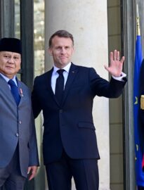 Presiden Republik Indonesia Prabowo Subianto melakukan pertemuan bersama Presiden Republik Prancis Emmanuel Macron di Istana Élysée, Paris, pada Selasa, 14 April 2026.