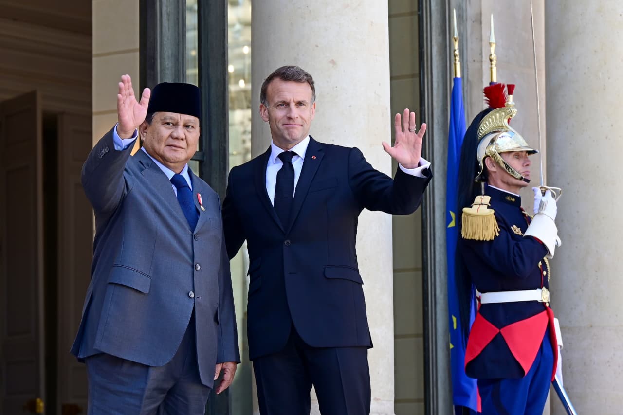 Presiden Republik Indonesia Prabowo Subianto melakukan pertemuan bersama Presiden Republik Prancis Emmanuel Macron di Istana Élysée, Paris, pada Selasa, 14 April 2026.