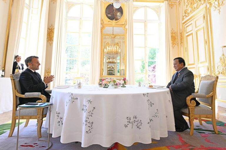 Presiden Republik Indonesia Prabowo Subianto melaksanakan pertemuan empat mata dengan Presiden Republik Prancis Emmanuel Macron, di Istana Élysée, Paris, pada Selasa, 14 April 2026.