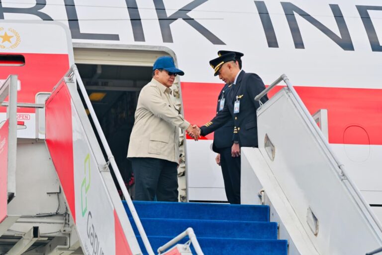 Presiden Republik Indonesia Prabowo Subianto tiba di Pangkalan TNI AU Halim Perdanakusuma, Jakarta, pada Rabu, 15 April 2026, sekitar pukul 13.55 WIB.