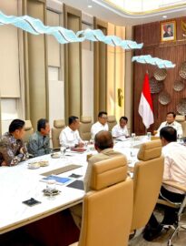 Presiden Prabowo Subianto langsung menggelar Rapat Terbatas (Ratas) bersama sejumlah anggota Kabinet Merah Putih setibanya di Tanah Air usai lawatan ke Rusia dan Prancis, pada Kamis, 16 April 2026.