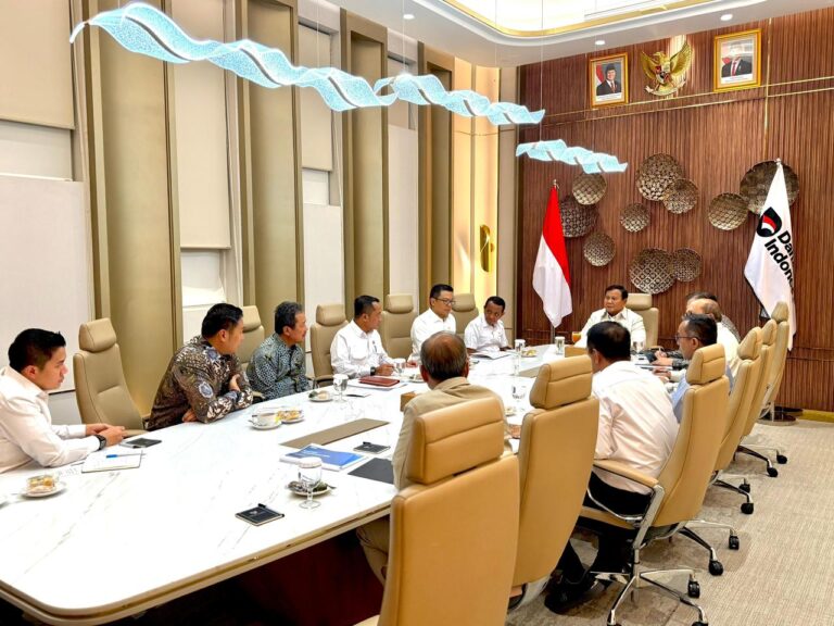 Presiden Prabowo Subianto langsung menggelar Rapat Terbatas (Ratas) bersama sejumlah anggota Kabinet Merah Putih setibanya di Tanah Air usai lawatan ke Rusia dan Prancis, pada Kamis, 16 April 2026.