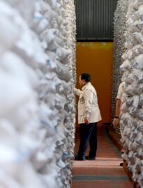 Presiden Prabowo Subianto melakukan sidak langsung ke Kompleks Gudang Bulog Danurejo di Kabupaten Magelang usai menyampaikan pengarahan kepada Ketua DPRD seluruh Indonesia pada Sabtu, 18 April 2026.