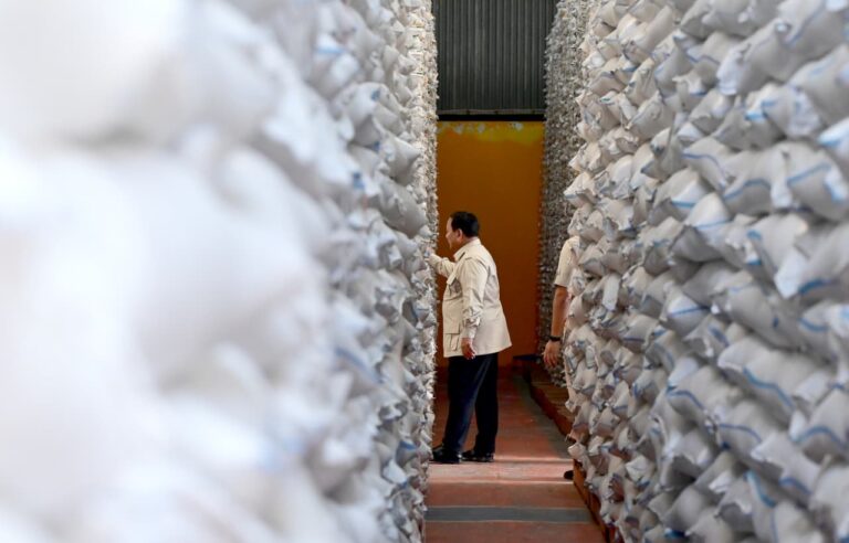 Presiden Prabowo Subianto melakukan sidak langsung ke Kompleks Gudang Bulog Danurejo di Kabupaten Magelang usai menyampaikan pengarahan kepada Ketua DPRD seluruh Indonesia pada Sabtu, 18 April 2026.