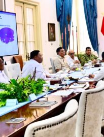 Presiden Prabowo Subianto memimpin rapat terbatas dengan sejumlah Menteri Kabinet Merah Putih terkait dengan pematangan rencana pembangunan tanggul laut raksasa di Istana Merdeka, pada 20 April 2026.