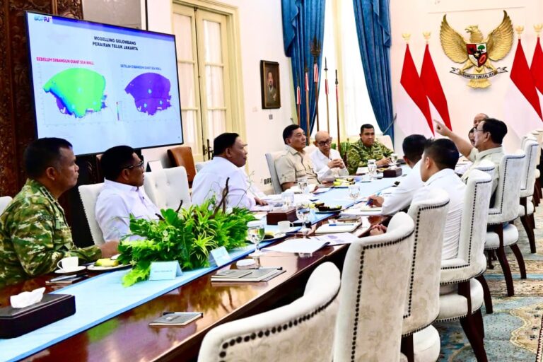 Presiden Prabowo Subianto memimpin rapat terbatas dengan sejumlah Menteri Kabinet Merah Putih terkait dengan pematangan rencana pembangunan tanggul laut raksasa di Istana Merdeka, pada 20 April 2026.