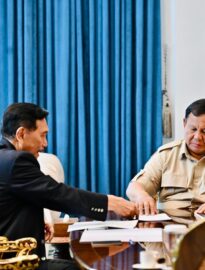 Presiden Prabowo Subianto menerima Ketua Dewan Ekonomi Nasional (DEN) Luhut Binsar Pandjaitan di Istana Merdeka, Jakarta, pada Selasa, 21 April 2026.