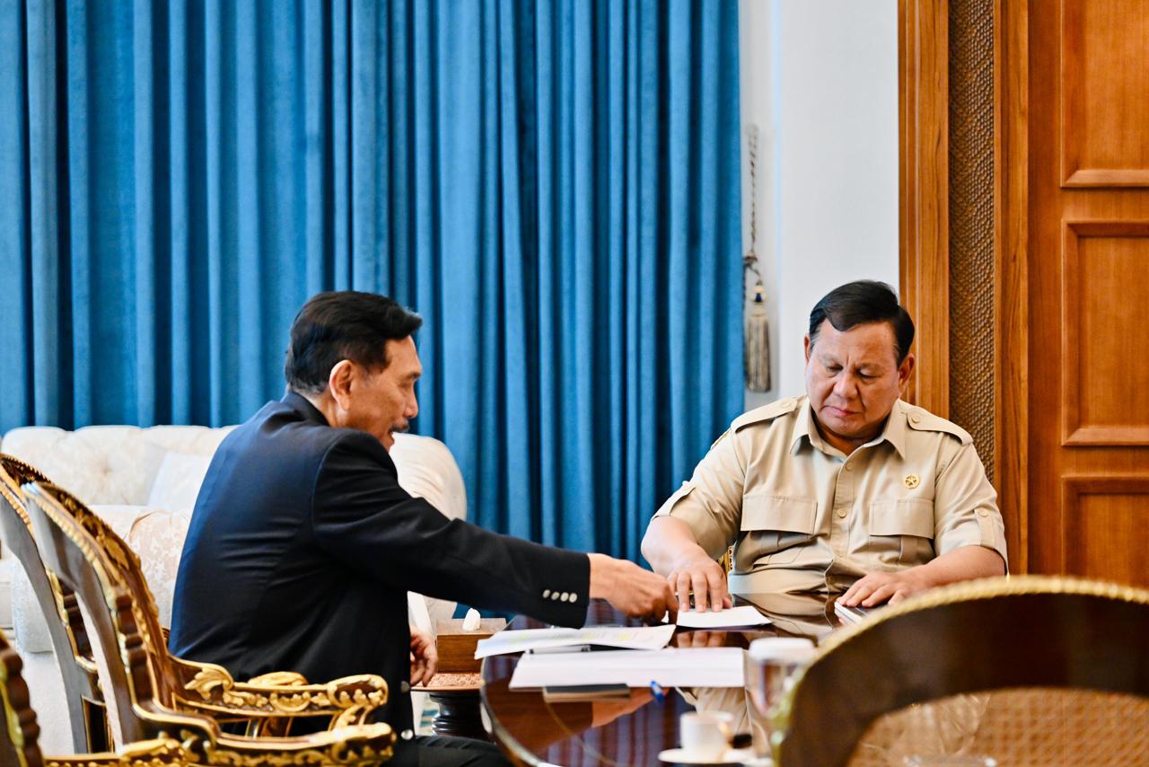 Presiden Prabowo Subianto menerima Ketua Dewan Ekonomi Nasional (DEN) Luhut Binsar Pandjaitan di Istana Merdeka, Jakarta, pada Selasa, 21 April 2026.