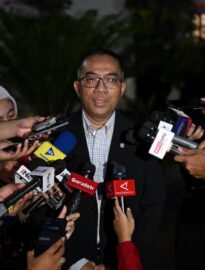 Menteri Pendidikan Tinggi, Sains, dan Teknologi Brian Yuliarto memberikan keterangannya di hadapan awak media di Kompleks Istana Kepresidenan Jakarta, pada Selasa, 21 April 2026.