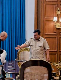 Presiden Prabowo Subianto menerima laporan dari Menteri Investasi dan Hilirisasi, Rosan Roeslani di Kompleks Istana Kepresidenan Jakarta, pada Selasa, 21 April 2026.