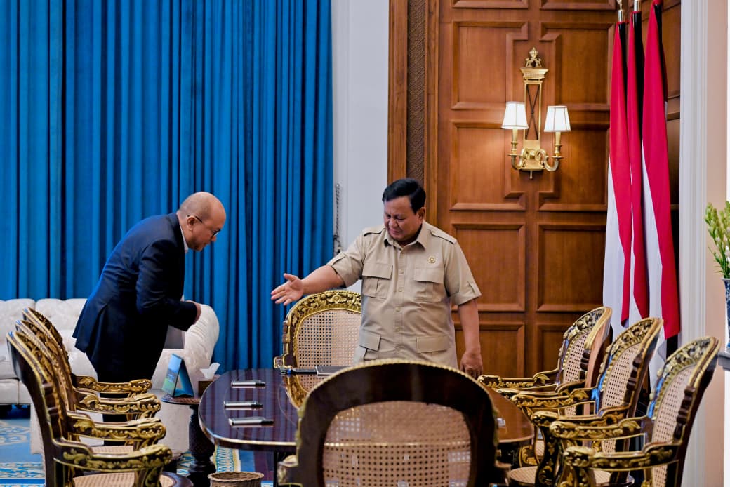 Presiden Prabowo Subianto menerima laporan dari Menteri Investasi dan Hilirisasi, Rosan Roeslani di Kompleks Istana Kepresidenan Jakarta, pada Selasa, 21 April 2026.