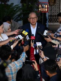 Menteri Investasi Rosan Roeslani memberikan keterangannya di hadapan awak media di Kompleks Istana Kepresidenan Jakarta, pada Selasa, 21 April 2026.