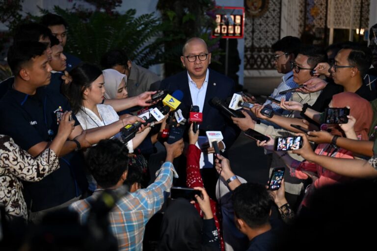 Menteri Investasi Rosan Roeslani memberikan keterangannya di hadapan awak media di Kompleks Istana Kepresidenan Jakarta, pada Selasa, 21 April 2026.