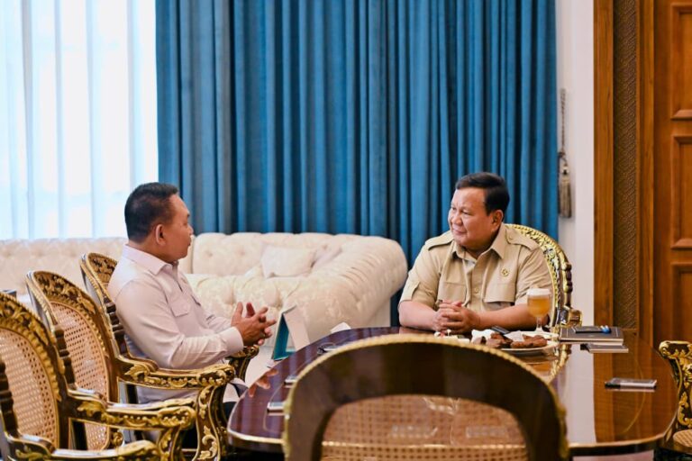 Presiden Prabowo Subianto menerima Penasihat Khusus Presiden Bidang Pertahanan Nasional Jenderal TNI (Purn) Dudung Abdurachman di Istana Merdeka, Jakarta, pada Selasa, 21 April 2026.