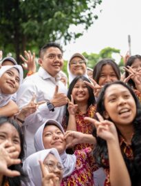 Sekretaris Kabinet (Seskab) Teddy Indra Wijaya menyapa dan berinteraksi langsung dengan para siswa dan guru pendamping dari SMAN 2 Jakarta pada acara "Istana untuk Anak Sekolah" di Istana Kepresidenan Jakarta pada Kamis (23/4/2026).