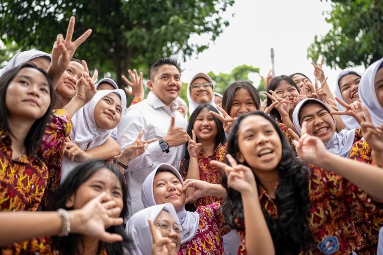 Sekretaris Kabinet (Seskab) Teddy Indra Wijaya menyapa dan berinteraksi langsung dengan para siswa dan guru pendamping dari SMAN 2 Jakarta pada acara "Istana untuk Anak Sekolah" di Istana Kepresidenan Jakarta pada Kamis (23/4/2026).