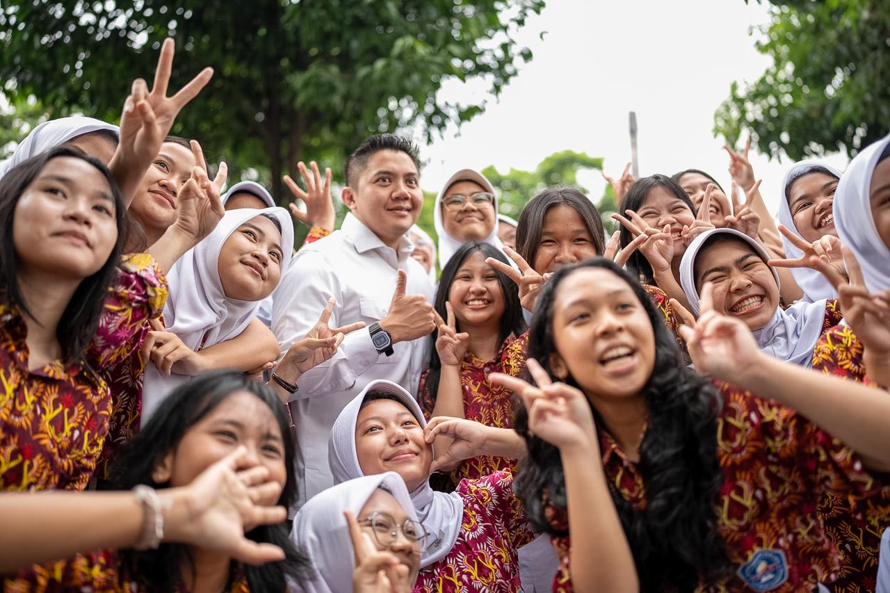 Sekretaris Kabinet (Seskab) Teddy Indra Wijaya menyapa dan berinteraksi langsung dengan para siswa dan guru pendamping dari SMAN 2 Jakarta pada acara "Istana untuk Anak Sekolah" di Istana Kepresidenan Jakarta pada Kamis (23/4/2026).