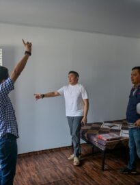 Seskab Teddy bersama Direktur Utama PT Kereta Api Indonesia (PT KAI), Bobby Rasyidin, meninjau langsung perkembangan pembangunan hunian tersebut pada Sabtu pagi, 25 April 2026.