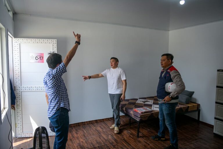 Seskab Teddy bersama Direktur Utama PT Kereta Api Indonesia (PT KAI), Bobby Rasyidin, meninjau langsung perkembangan pembangunan hunian tersebut pada Sabtu pagi, 25 April 2026.