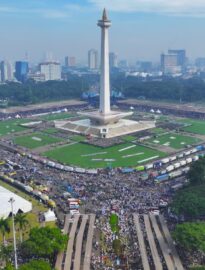 Ratusan ribu massa menghadiri peringatan Hari Buruh Internasional yang digelar di kawasan Lapangan Silang Monumen Nasional pada Jumat, 1 Mei 2026.