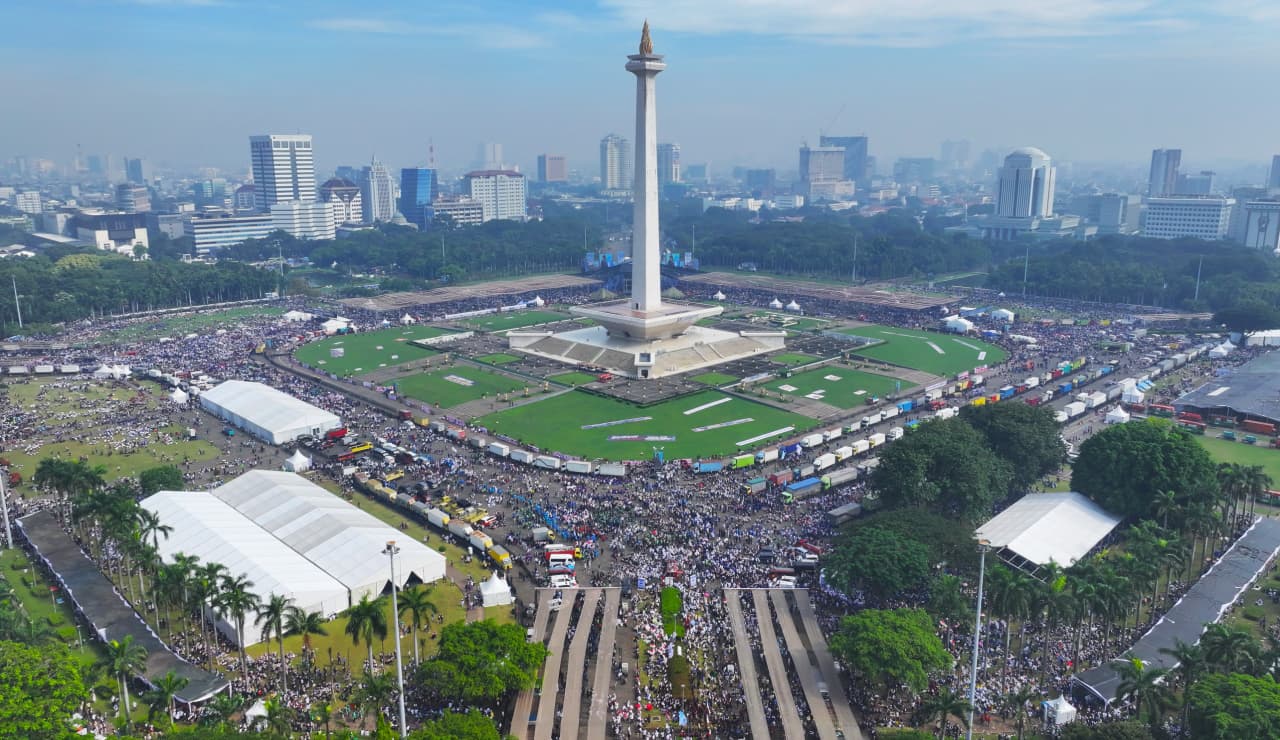 Ratusan ribu massa menghadiri peringatan Hari Buruh Internasional yang digelar di kawasan Lapangan Silang Monumen Nasional pada Jumat, 1 Mei 2026.