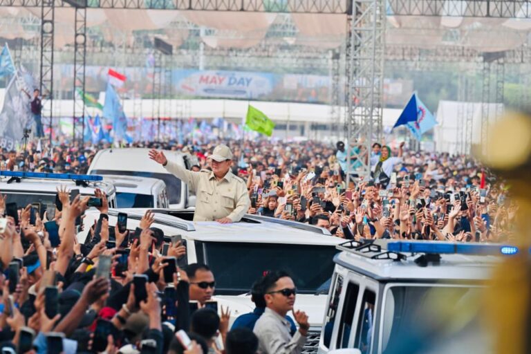 Presiden Prabowo menghadiri peringatan Hari Buruh Internasional yang digelar di kawasan Lapangan Silang Monumen Nasional, Jumat, 1 Mei 2026.