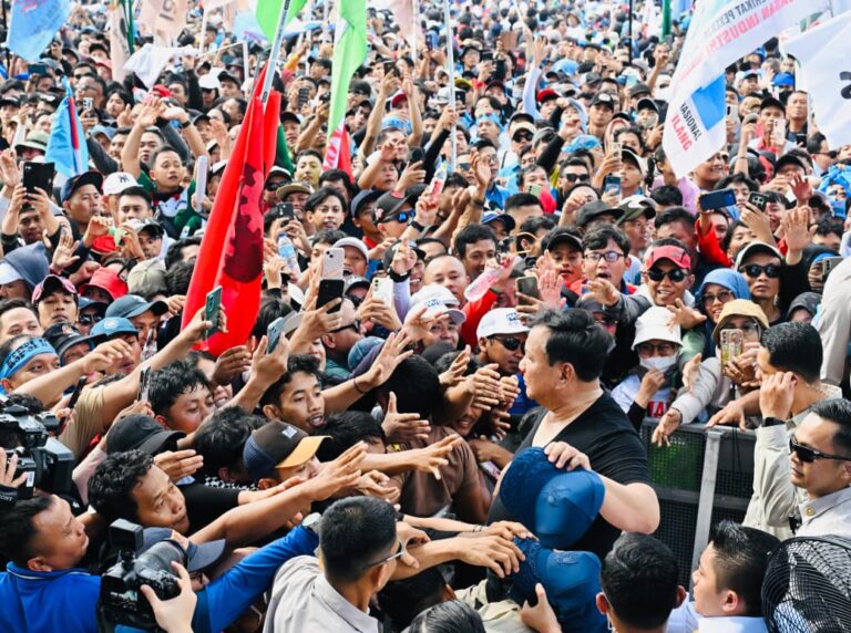 Presiden Prabowo menghadiri peringatan Hari Buruh Internasional yang digelar di kawasan Lapangan Silang Monumen Nasional, Jumat, 1 Mei 2026.