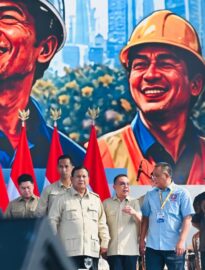 Presiden Prabowo Subianto mengahadiri secara langsung peringatan Hari Buruh Internasional bersama ribuan pekerja di kawasan Lapangan Silang Monumen Nasional (Monas), Jakarta, pada Jumat, 1 Mei 2026.