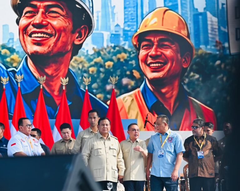 Presiden Prabowo Subianto mengahadiri secara langsung peringatan Hari Buruh Internasional bersama ribuan pekerja di kawasan Lapangan Silang Monumen Nasional (Monas), Jakarta, pada Jumat, 1 Mei 2026.