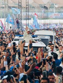 Presiden Prabowo Subianto mengahadiri secara langsung peringatan Hari Buruh Internasional bersama ribuan pekerja di kawasan Lapangan Silang Monumen Nasional (Monas), Jakarta, pada Jumat, 1 Mei 2026.