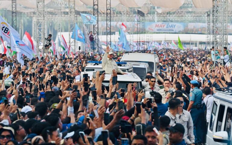 Presiden Prabowo Subianto mengahadiri secara langsung peringatan Hari Buruh Internasional bersama ribuan pekerja di kawasan Lapangan Silang Monumen Nasional (Monas), Jakarta, pada Jumat, 1 Mei 2026.