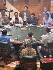 Presiden Prabowo Subianto menggelar rapat terbatas bersama sejumlah anggota Kabinet Merah Putih di kediamannya di Hambalang, Kabupaten, Jawa Barat, pada Sabtu, 2 Mei 2026.
