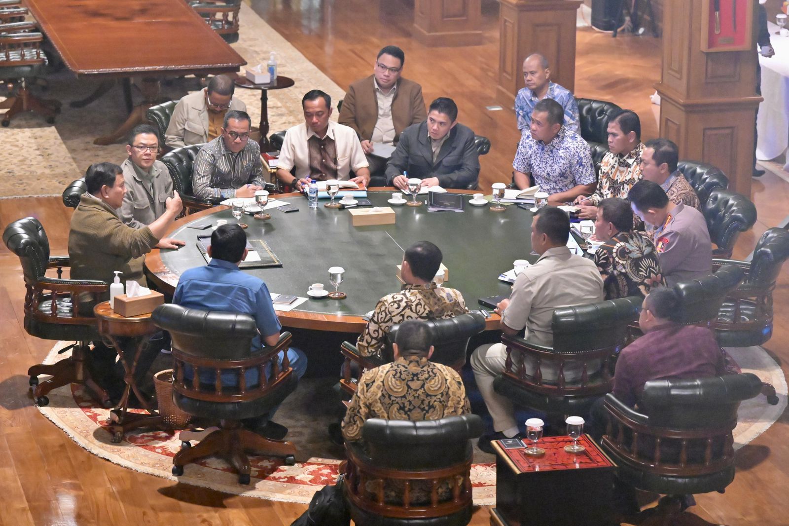 Presiden Prabowo Subianto menggelar rapat terbatas bersama sejumlah anggota Kabinet Merah Putih di kediamannya di Hambalang, Kabupaten, Jawa Barat, pada Sabtu, 2 Mei 2026.