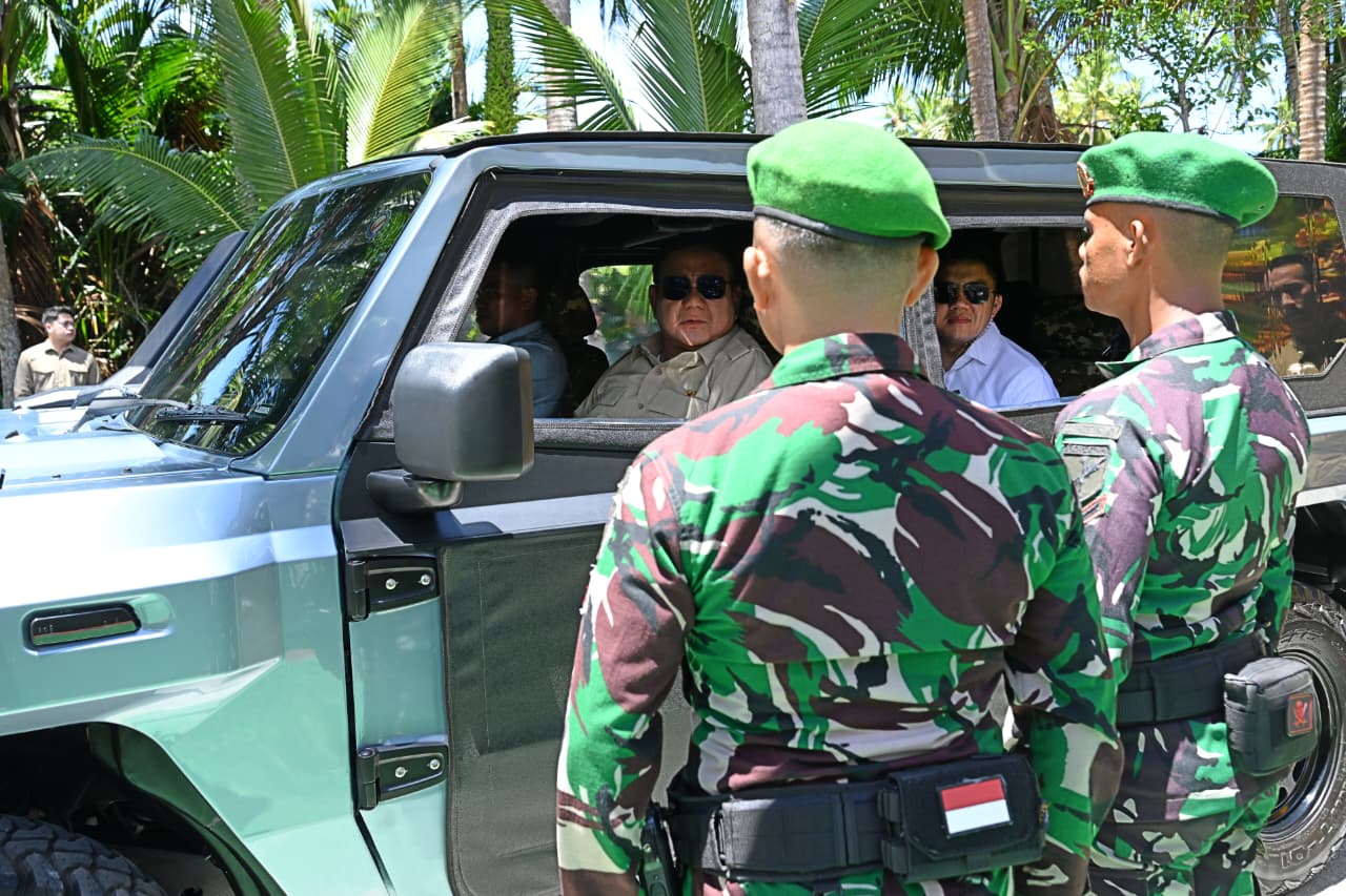 Presiden Prabowo Subianto tiba-tiba berhenti di Pos Angkatan Darat (Posad) Miangas, Kabupaten Kepulauan Talaud, Sulawesi Utara, pada Sabtu, 9 Mei 2026.
