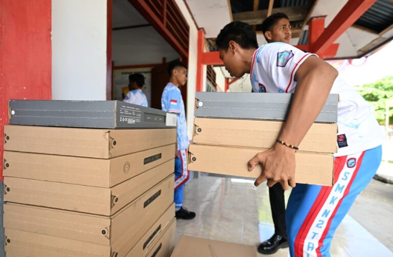 Presiden Prabowo memberikan bantuan ratusan unit layanan starlink, perangkat telepon genggam, modem internet, hingga penguatan infrastruktur telekomunikasi melalui dukungan pengembangan Base Transceiver Station (BTS) untuk Pulau Miangas, Kabupaten Kepulauan Talaud, Sulawesi Utara pada Sabtu, 9 Mei 2026.