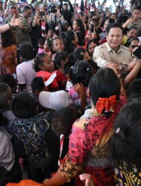 Presiden Prabowo Subianto menyapa masyarakat Kecamatan Khusus Miangas, Kabupaten Kepulauan Talaud, Provinsi Sulawesi Utara, pada Sabtu, 9 Mei 2026.