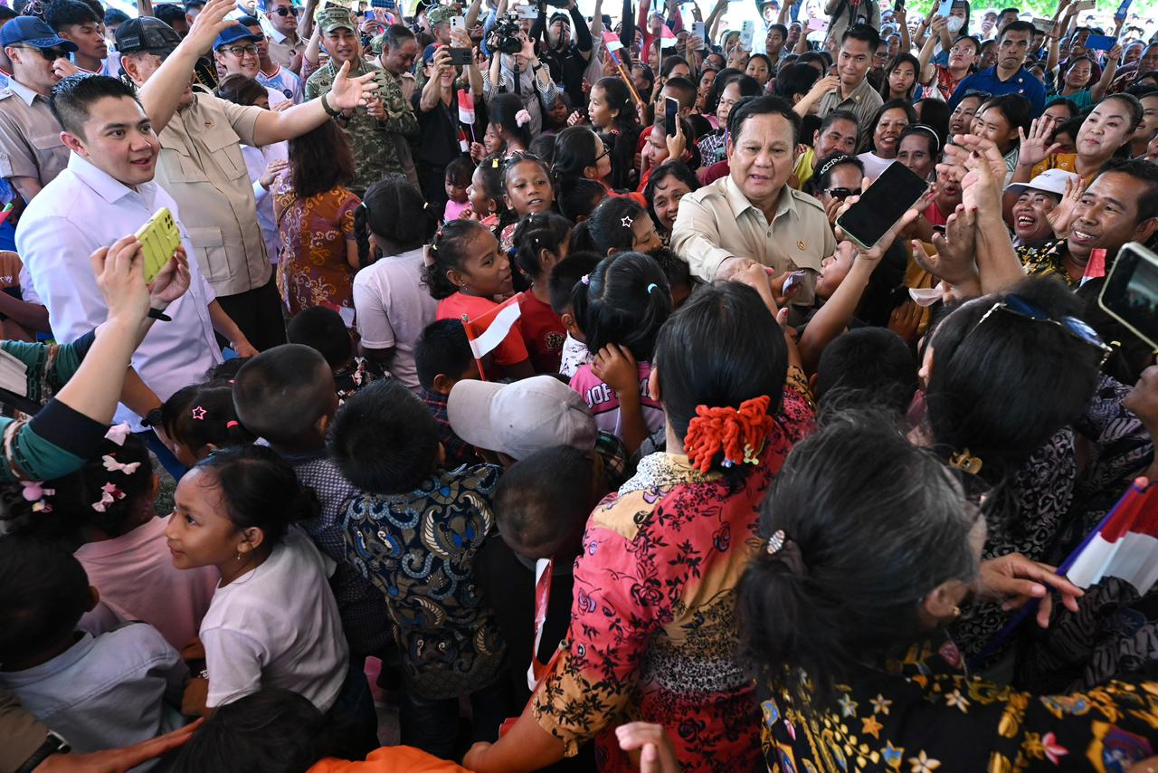 Presiden Prabowo Subianto menyapa masyarakat Kecamatan Khusus Miangas, Kabupaten Kepulauan Talaud, Provinsi Sulawesi Utara, pada Sabtu, 9 Mei 2026.