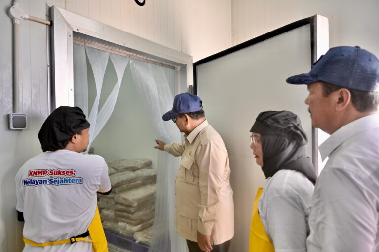 Presiden Prabowo Subianto hadir langsung meninjau Kampung Nelayan Merah Putih Leato Selatan pada Sabtu, 9 Mei 2026.