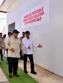 Presiden Prabowo Subianto meninjau pelabuhan shelter sortir dan pengepakan ikan Kampung Nelayan Merah Putih di Kelurahan Leato Selatan, Kota Gorontalo, pada Sabtu, 9 Mei 2026.