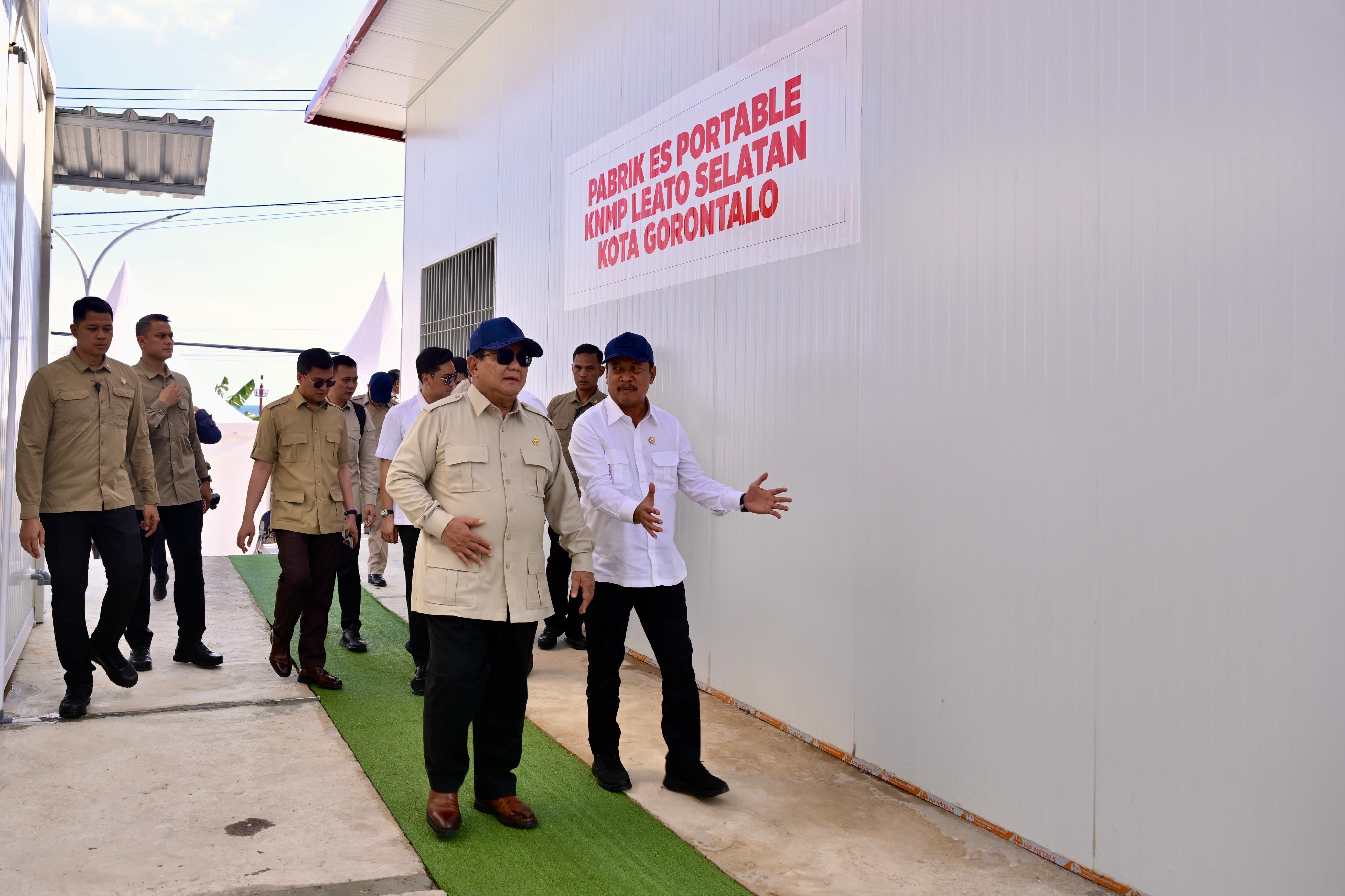 Presiden Prabowo Subianto meninjau pelabuhan shelter sortir dan pengepakan ikan Kampung Nelayan Merah Putih di Kelurahan Leato Selatan, Kota Gorontalo, pada Sabtu, 9 Mei 2026.