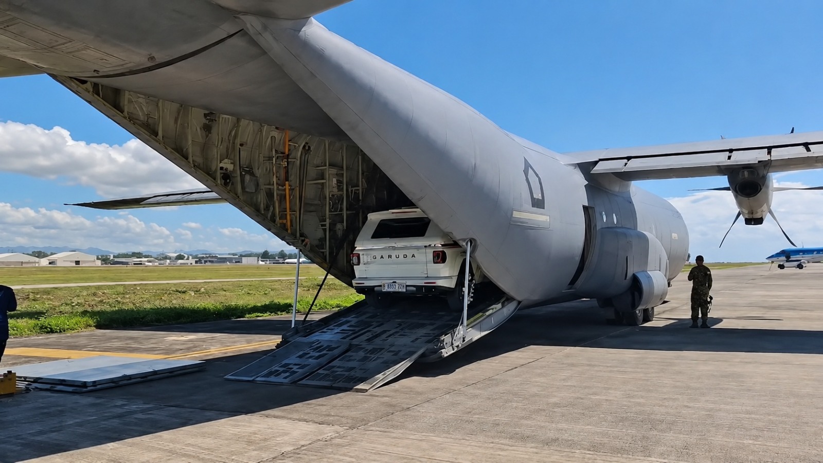Pengiriman kendaraan taktis Maung MV3 Garuda Limousine menggunakan pesawat Airbus A400M milik TNI Angkatan Udara menuju Cebu, Filipinai usai digunakan Presiden Republik Indonesia Prabowo Subianto dalam rangkaian Konferensi Tingkat Tinggi (KTT) ke-48 ASEAN pada 7–8 Mei 2026.