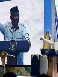 Presiden Prabowo menghadiri panen raya jagung serentak kuartal II dan Groundbreaking 10 Gudang Ketahanan Pangan Polri serta launching operasional 166 Satuan Pelayanan Pemenuhan Gizi (SPPG) Polri Tahun 2026 di Kabupaten Tuban, Jawa Timur, pada Sabtu, 16 Mei 2026