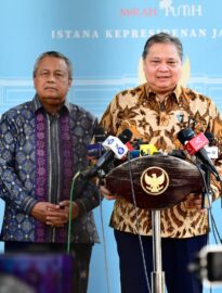 Menteri Koordinator Bidang Perekonomian, Airlangga Hartarto, dalam keterangannya kepada awak media usai rapat bersama Presiden Prabowo dan sejumlah Menteri Kabinet Merah Putih di Istana Merdeka, Jakarta, pada Kamis, 21 Mei 2026.