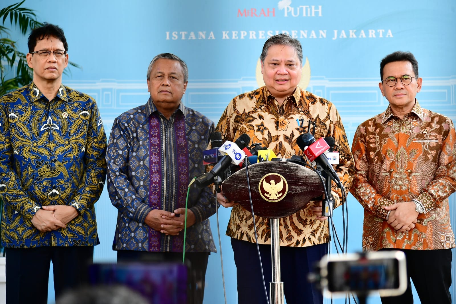 Menteri Koordinator Bidang Perekonomian, Airlangga Hartarto, dalam keterangannya kepada awak media usai rapat bersama Presiden Prabowo dan sejumlah Menteri Kabinet Merah Putih di Istana Merdeka, Jakarta, pada Kamis, 21 Mei 2026.