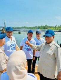 Presiden Prabowo melaksanakan panen raya udang dan meninjau kegiatan sortir hasil panen di kawasan Budi Daya Udang Berbasis Kawasan (BUBK) Kebumen, Jawa Tengah, pada Sabtu, 23 Mei 2026.