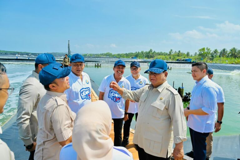 Presiden Prabowo melaksanakan panen raya udang dan meninjau kegiatan sortir hasil panen di kawasan Budi Daya Udang Berbasis Kawasan (BUBK) Kebumen, Jawa Tengah, pada Sabtu, 23 Mei 2026.